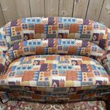 Salon crapaud comprenant un canapé et une paire de fauteuils