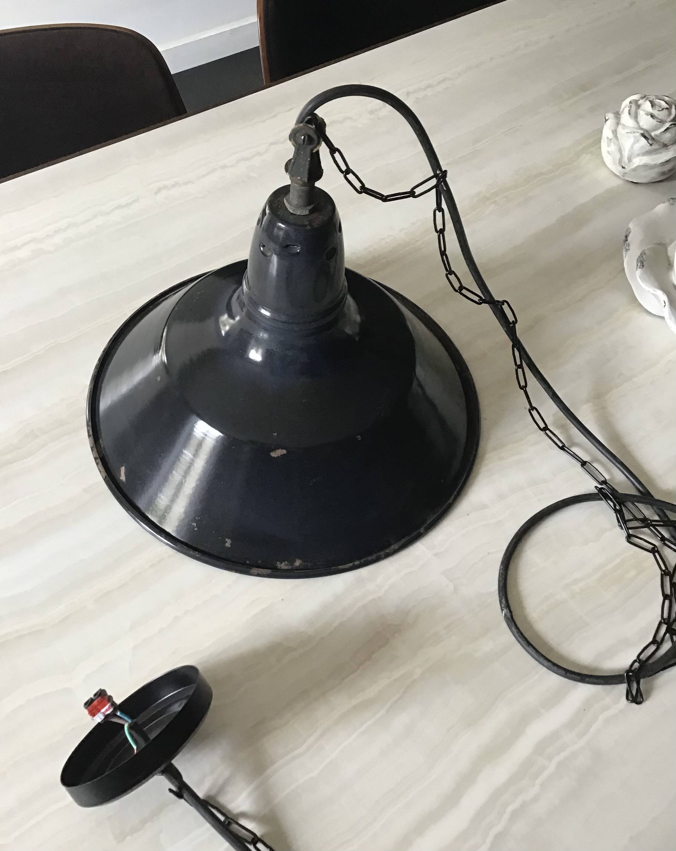 Industrial enamelled sheet metal suspension