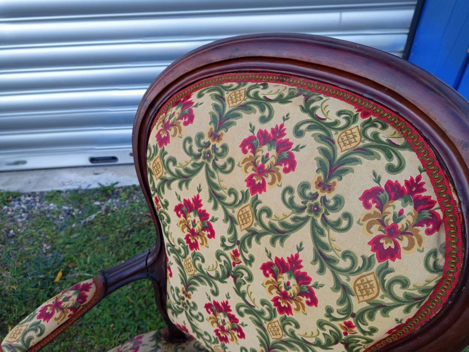 Deux fauteuils anciens style Louis XV + table guéridon en marbre