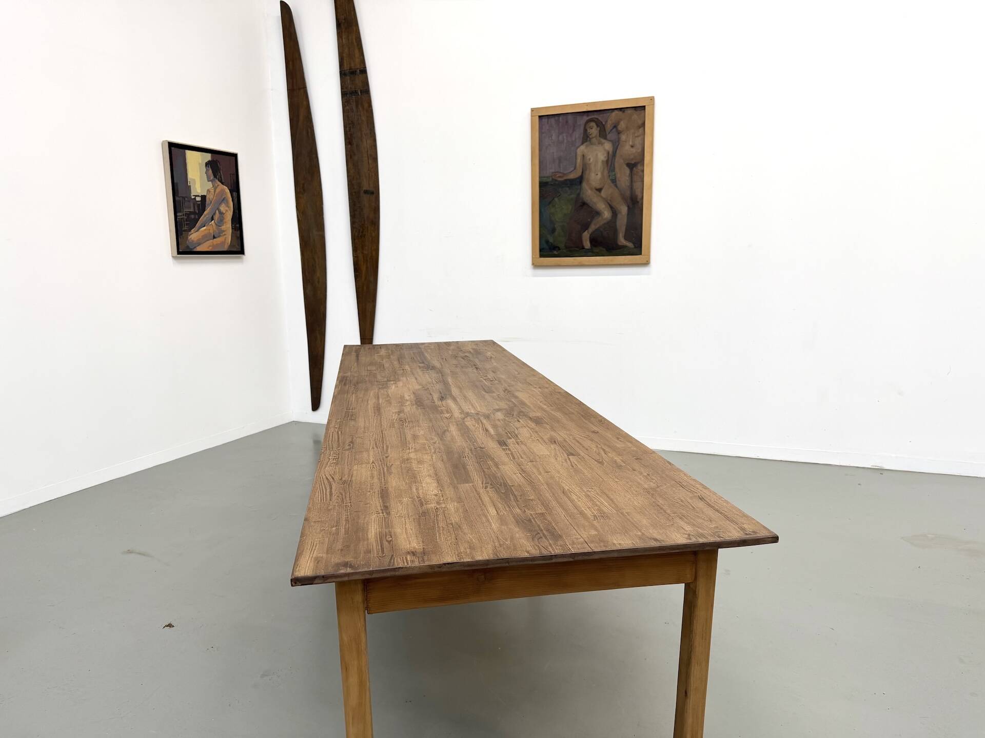 XXL table with 6 legs made of solid pine and rubberwood.