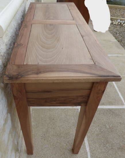 Console in solid walnut with a natural finish, featuring three drawers with a belt.
