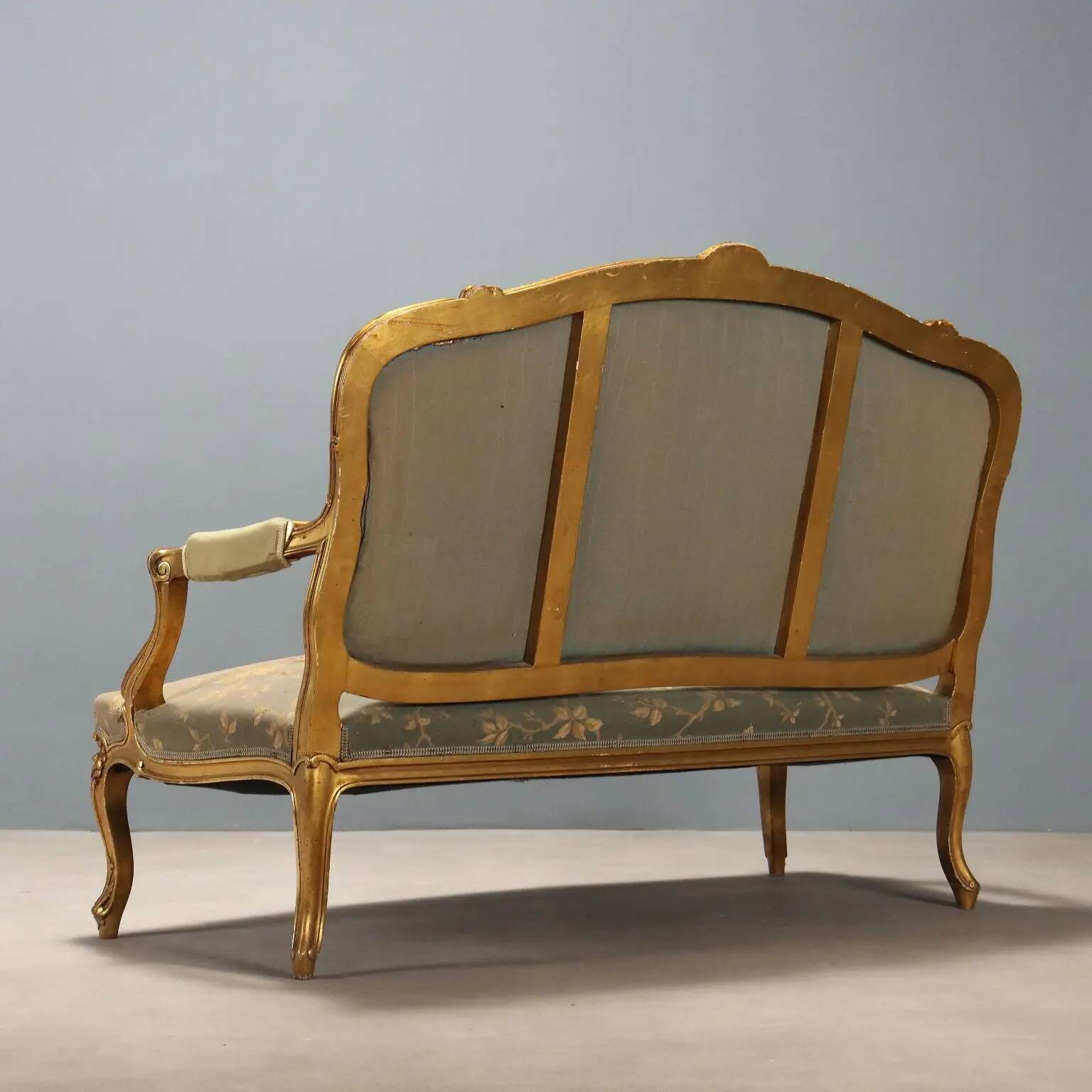 Canapé ancien style baroque, décorations en bois doré, XIXe siècle