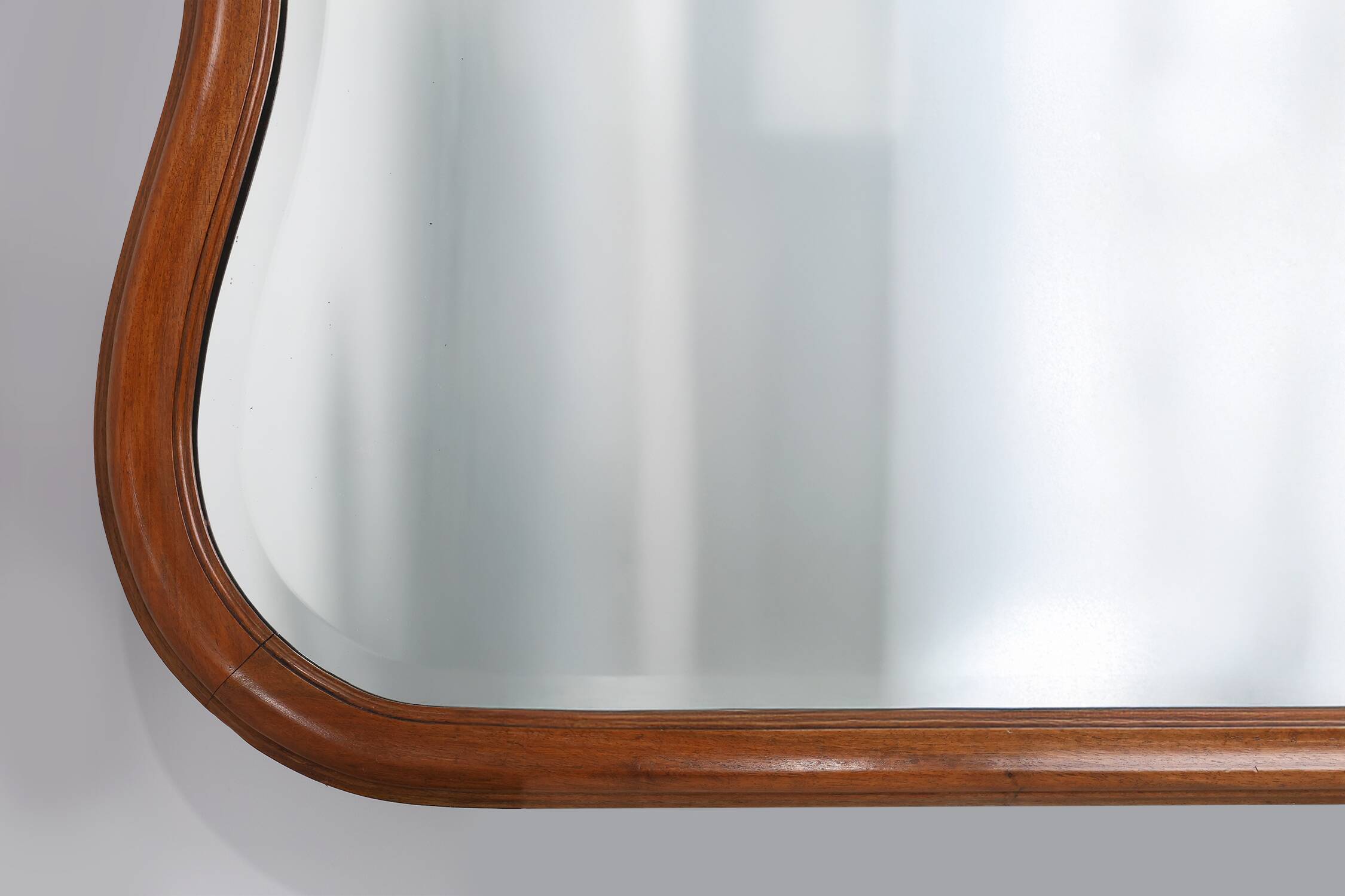 Miroir belge en chêne sculpté de style Louis XV du XXe siècle