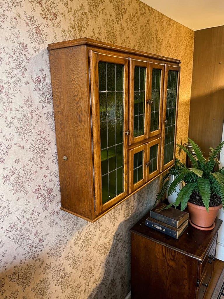 Armoire murale vintage en bois avec vitrail vert