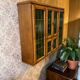 Armoire murale vintage en bois avec vitrail vert