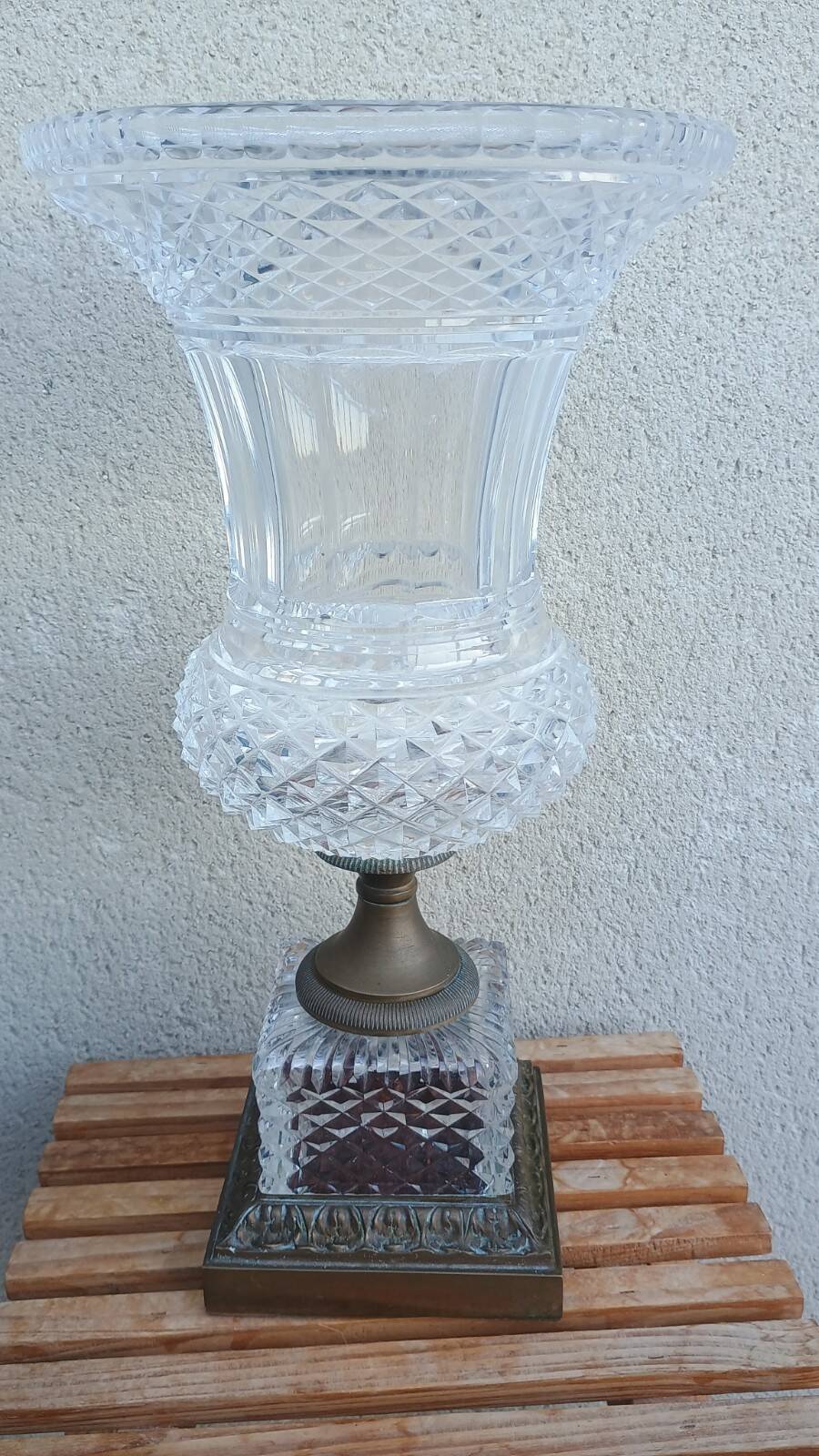 Imposing Médicis vase in cut crystal on a pedestal, created by Vaudeville at Baccarat.