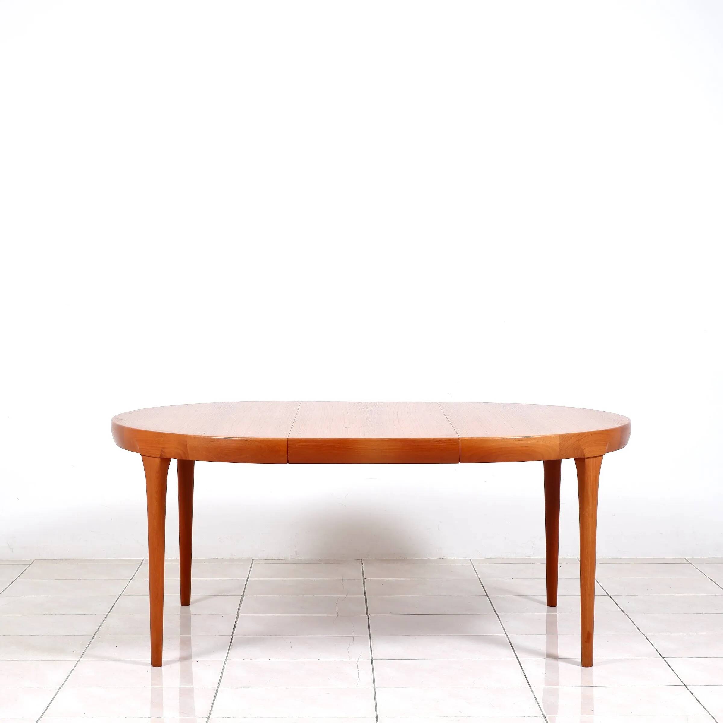 Round dining table in teak by Ib Kofod Larsen for Faarup Mobelfabrik