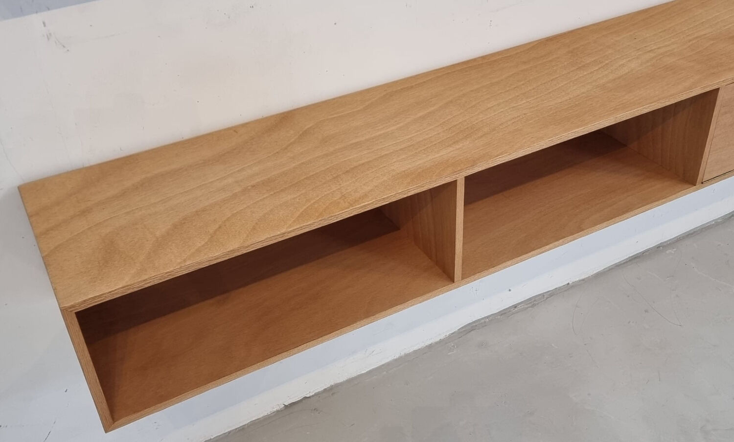 Runar wall unit