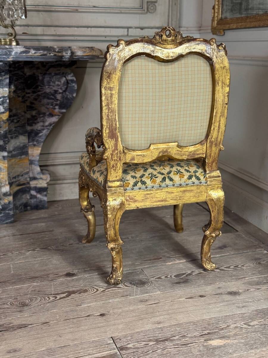Remarkable small armchair in carved and gilded wood, Venice, early 18th century