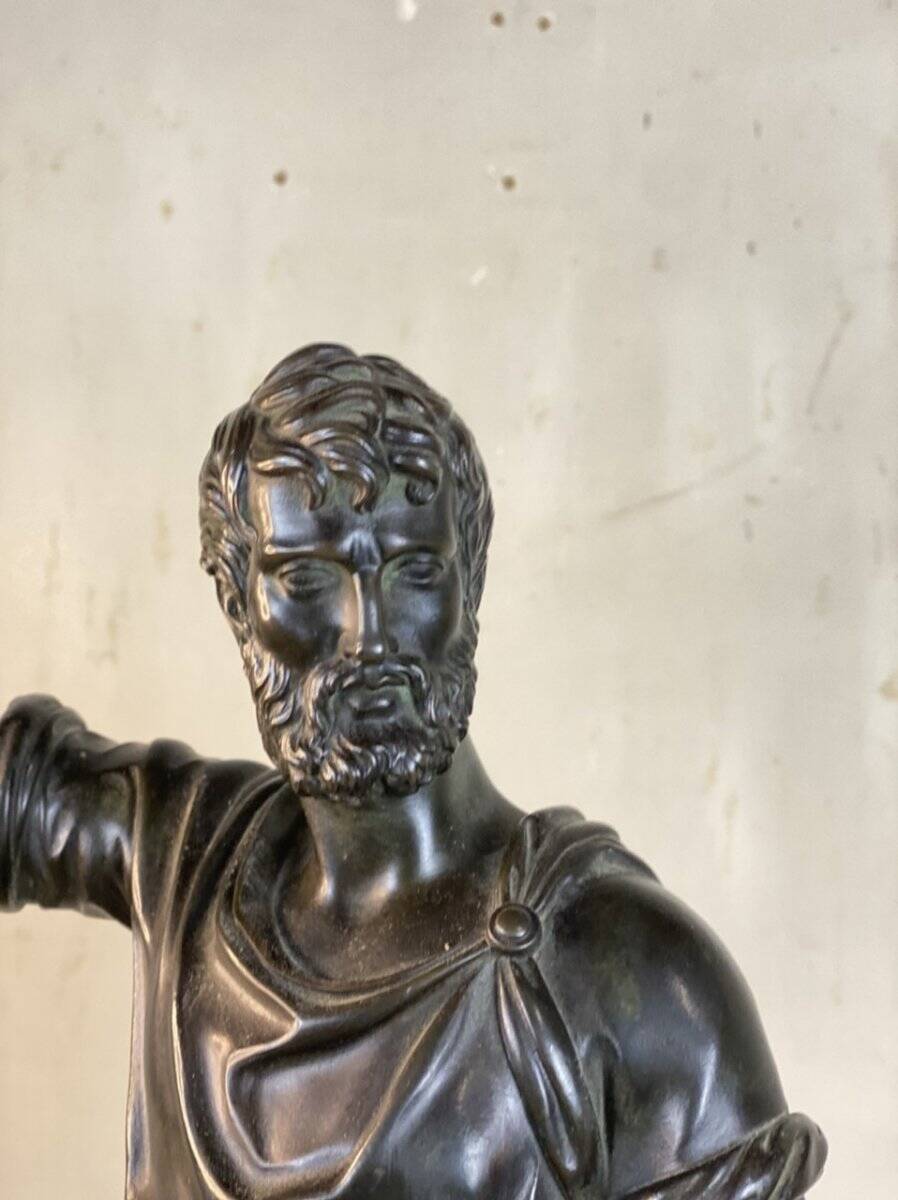 Bonze patine noire, homme barbu debout, dans l’esprit de l’antique, XIXème siècle