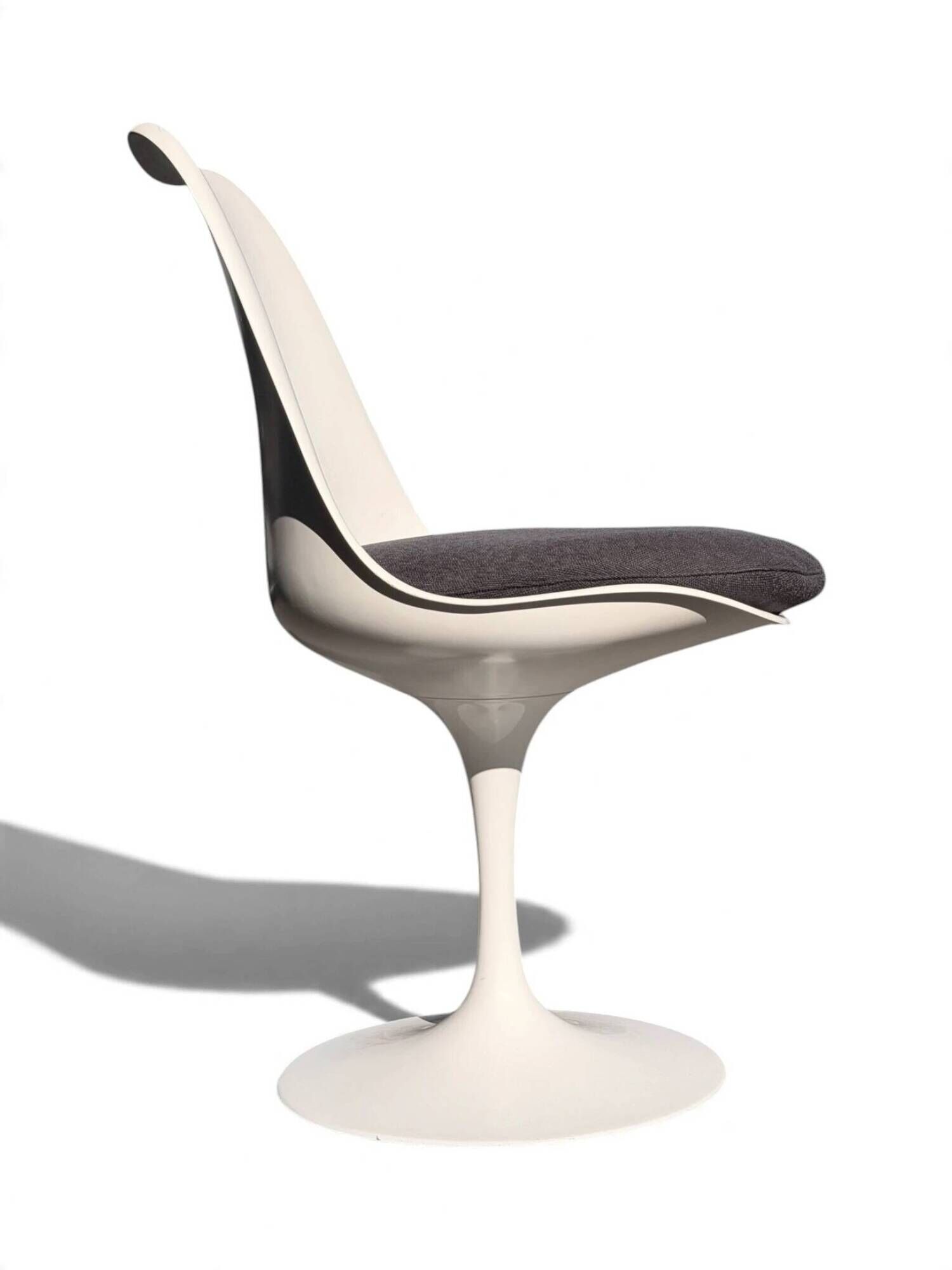 Eero Saarinen Tulip chair Knoll, aluminium base, blue cushion