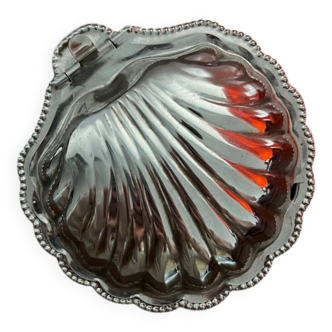 Shell-shaped butter dish