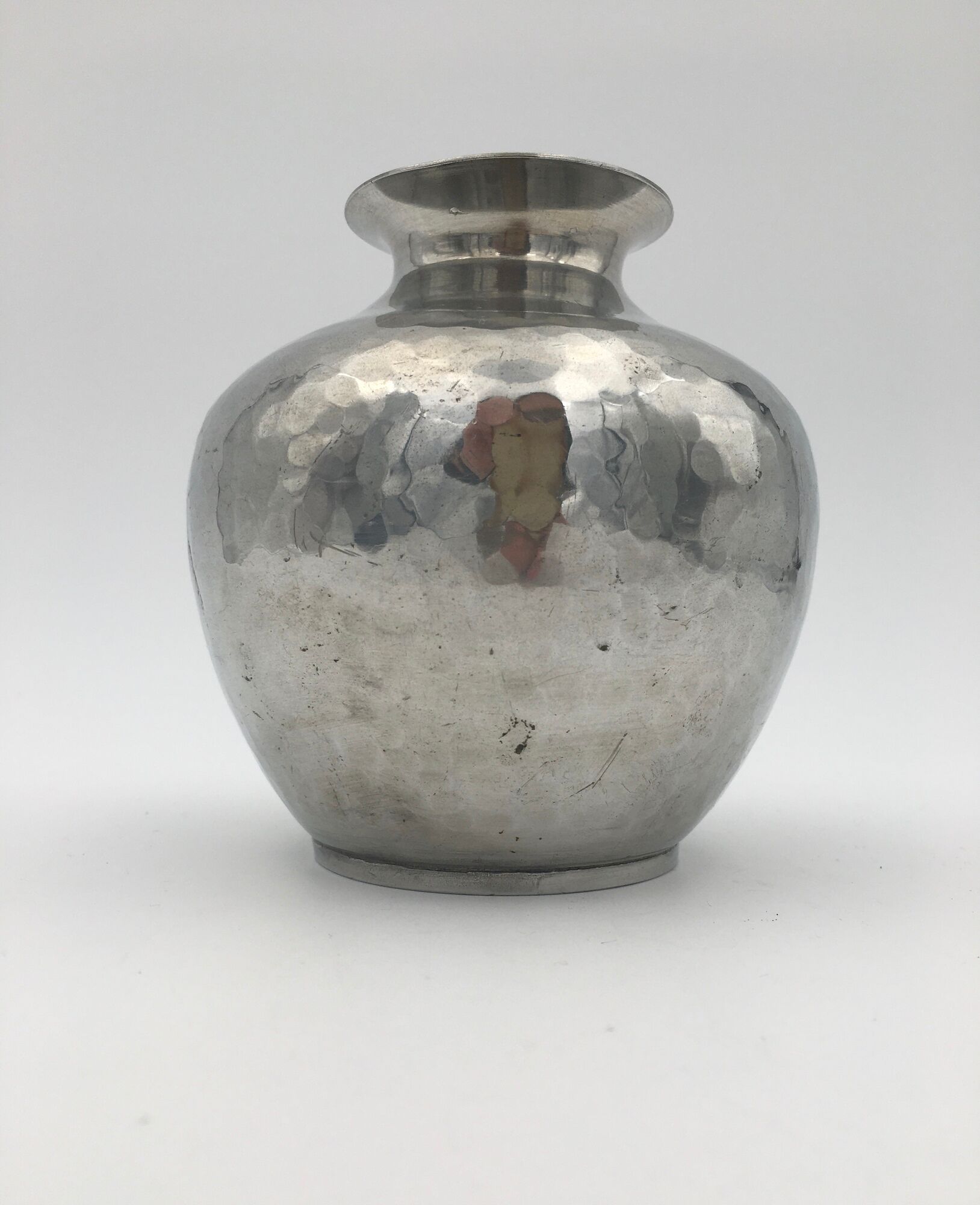 Vase ball in shiny hammered pewter, art deco, signed Chanal - 1910's