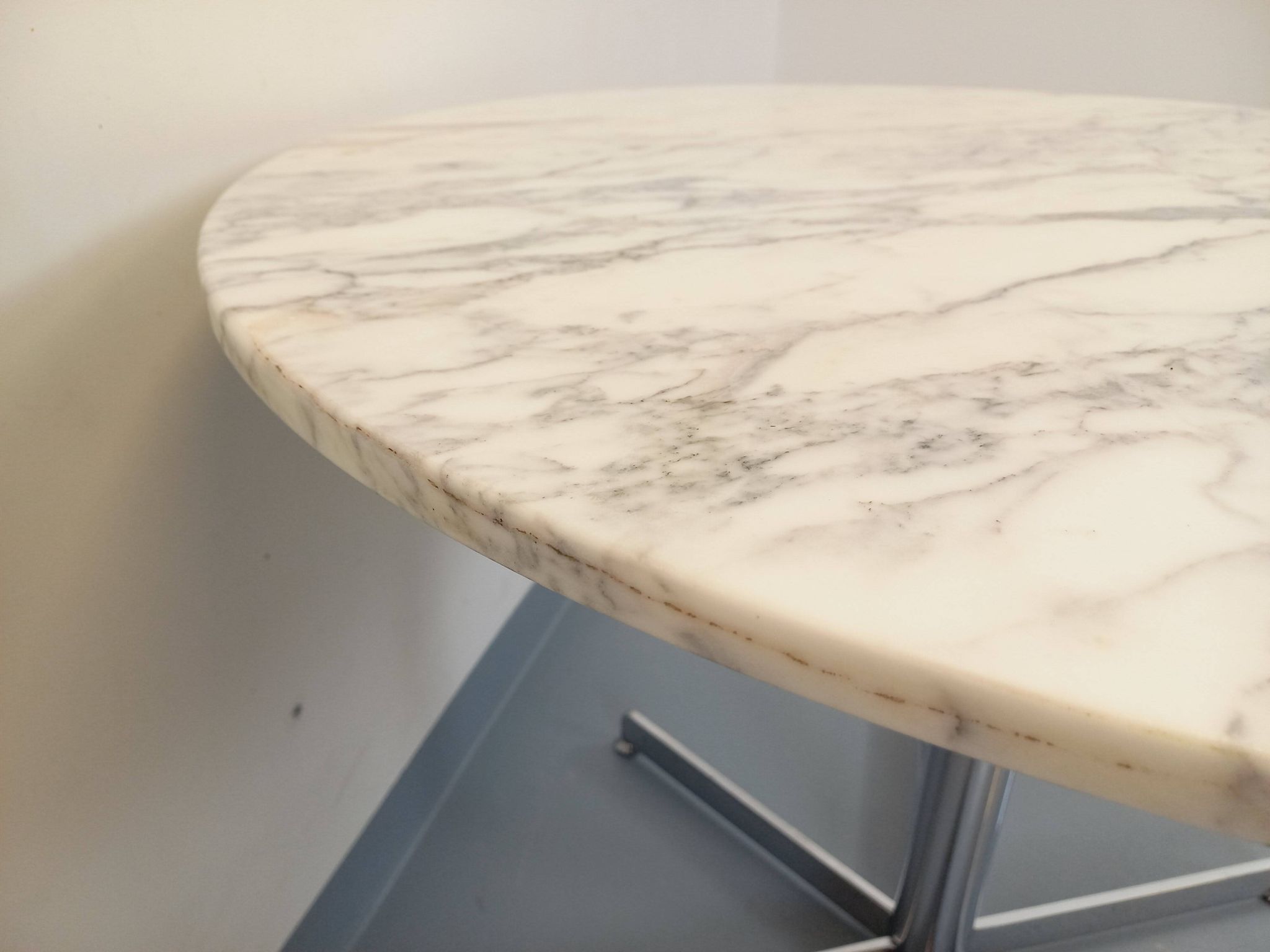 Vintage round dining table in white marble and chrome metal from the 1970s.