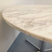 Vintage round dining table in white marble and chrome metal from the 1970s.