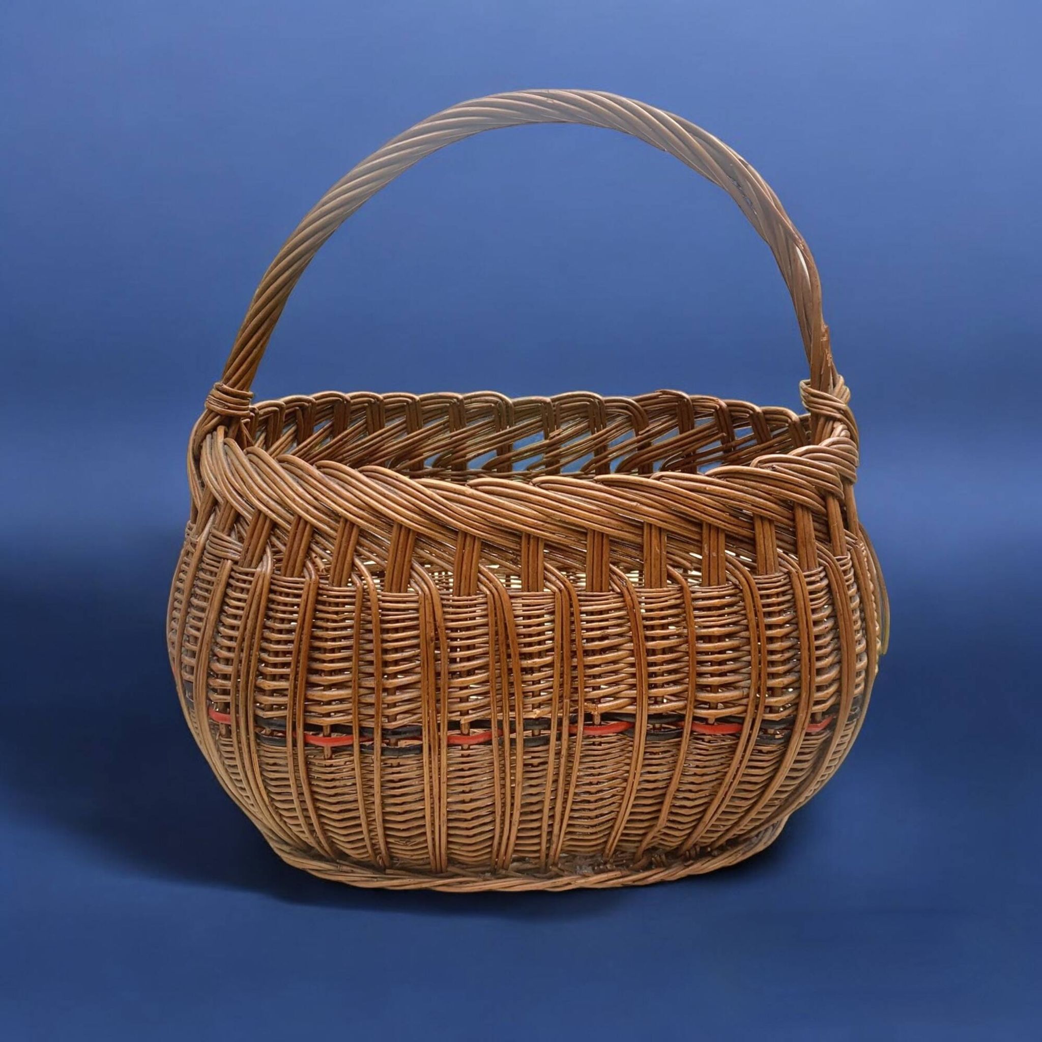 Ancien panier en osier tressé et scoubidou