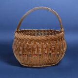 Ancien panier en osier tressé et scoubidou