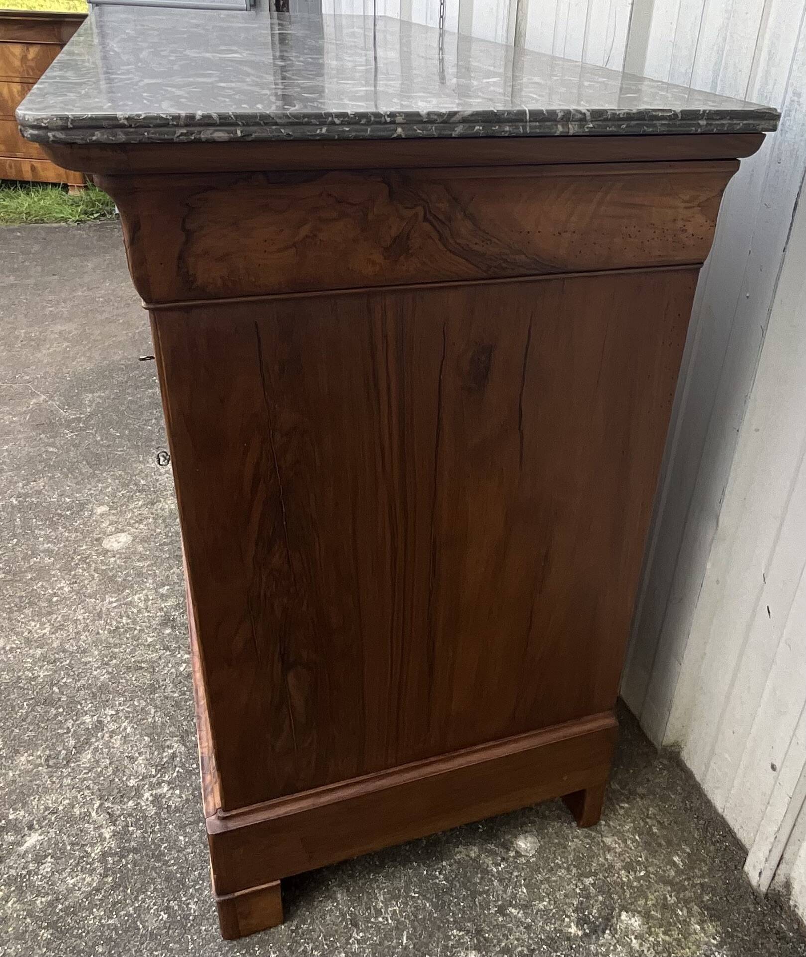 Louis-Philippe commode in walnut burl, Saint-Anne marble, mid-19th century.
