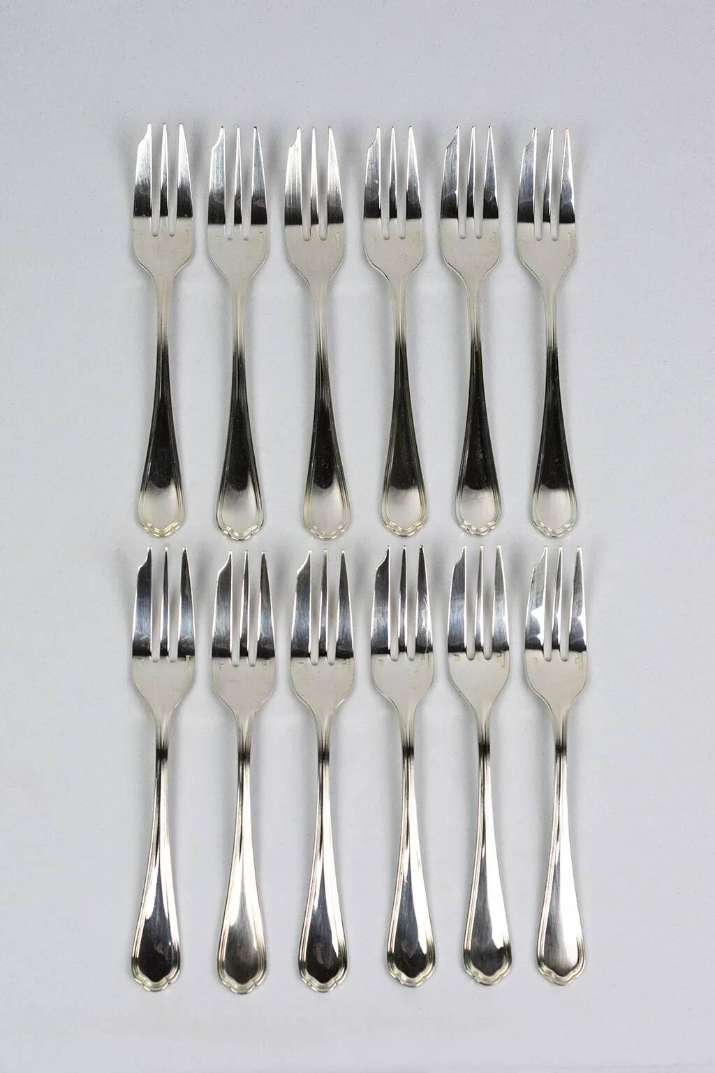 Christofle – 12 dessert forks, Spatours pattern with antique case