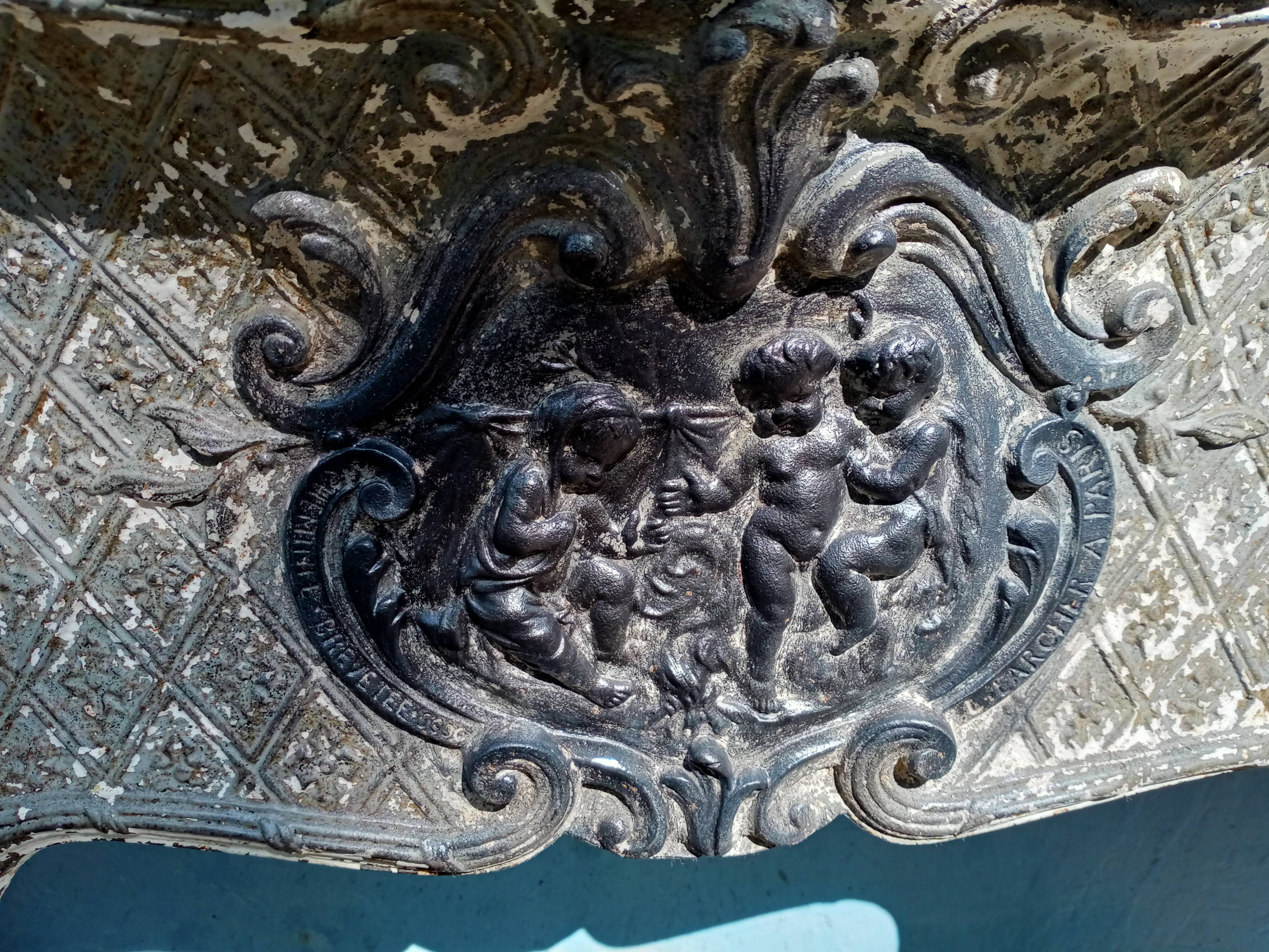 Cast-iron fireplace angelots decorations