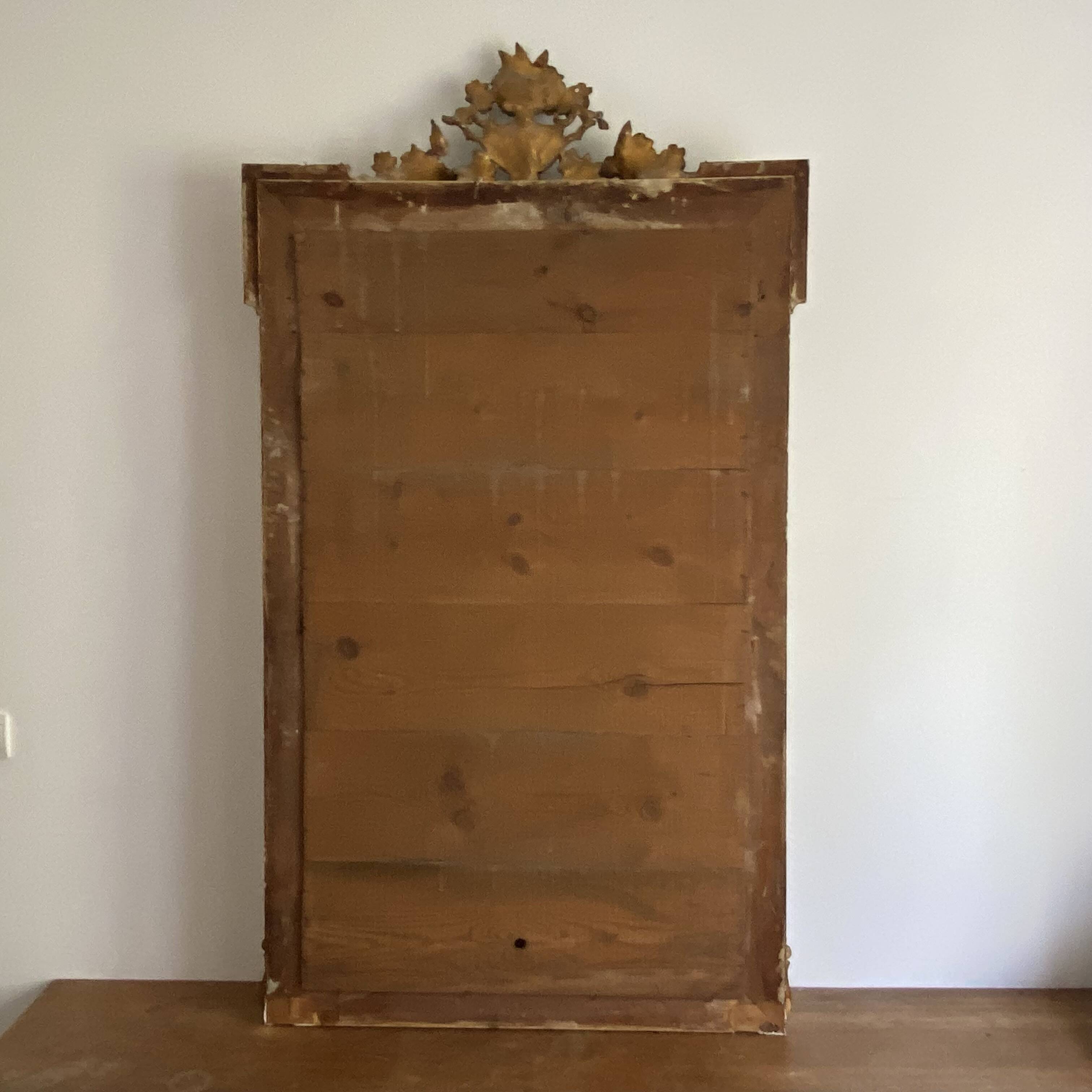 Miroir doré fin 19ème avec  fronton décoré. 150x82.