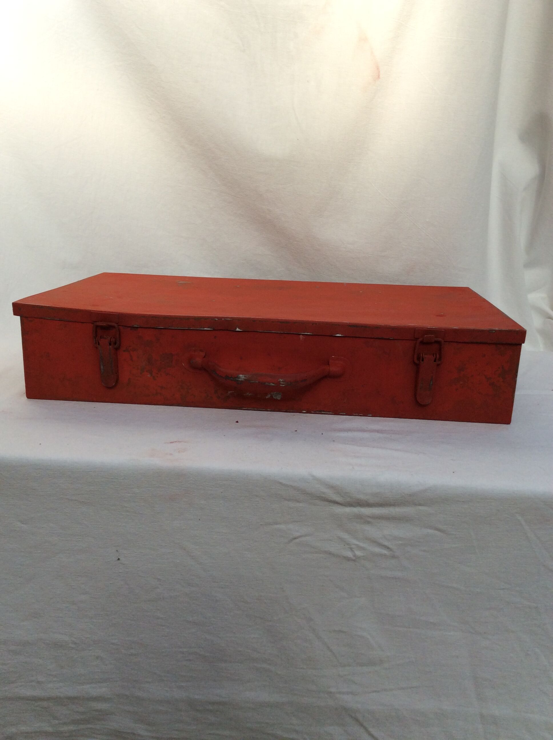 Caisse à outils en métal couleur rouge avec poignée