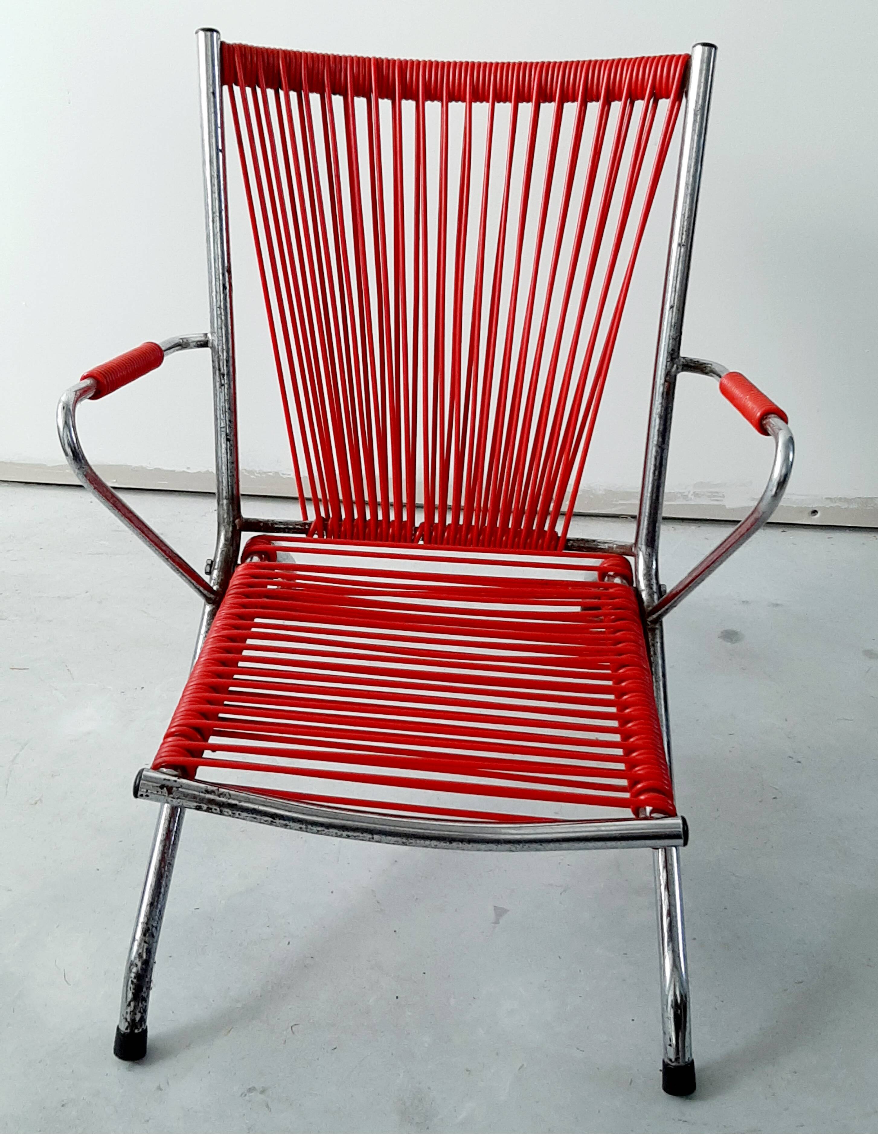 Child red scoubidou chair