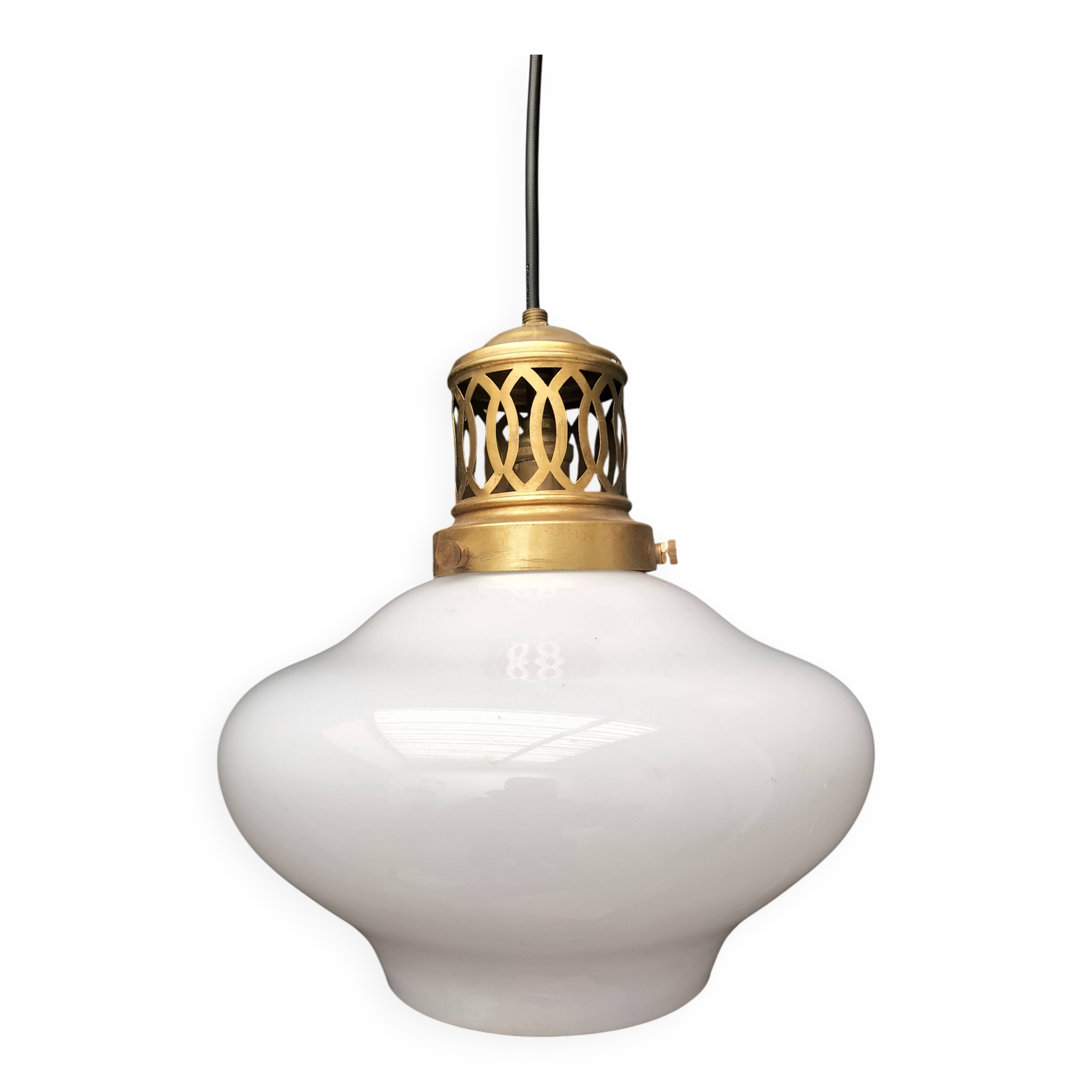White opaline suspension