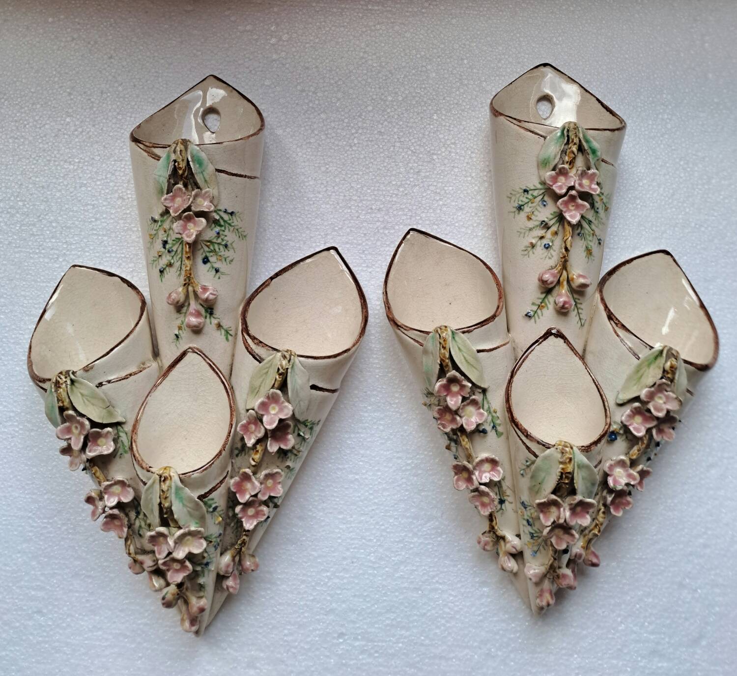 Paire de bouquetiéres en barbotine