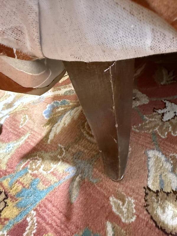 Salon crapaud comprenant un canapé et une paire de fauteuils