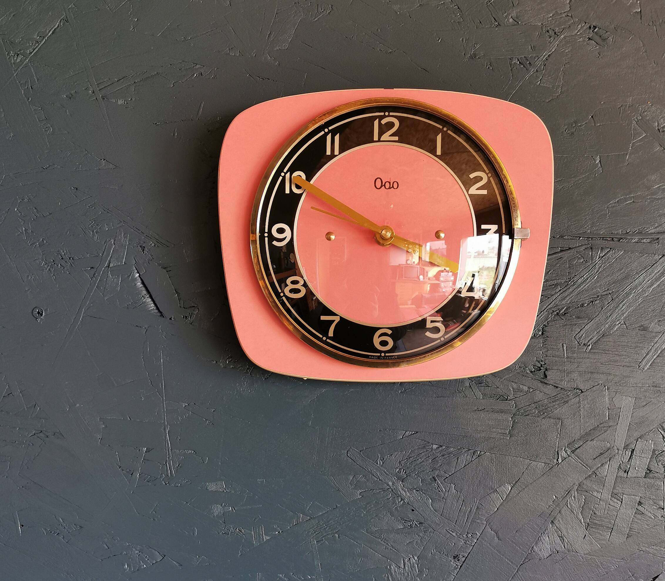 Vintage formica clock silent trapeze wall pendulum "Odo pink black"