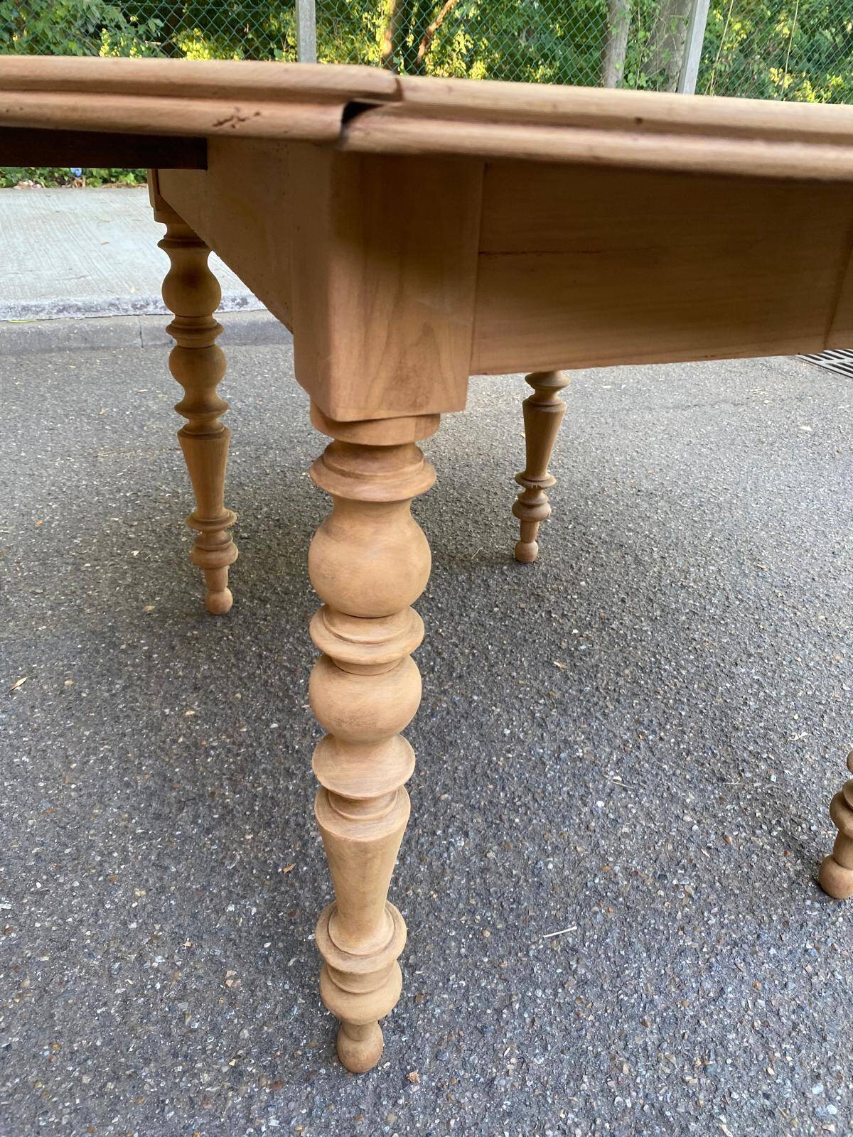 Table à manger ronde extensible à volets décapée en noyer brut 2 rallonges