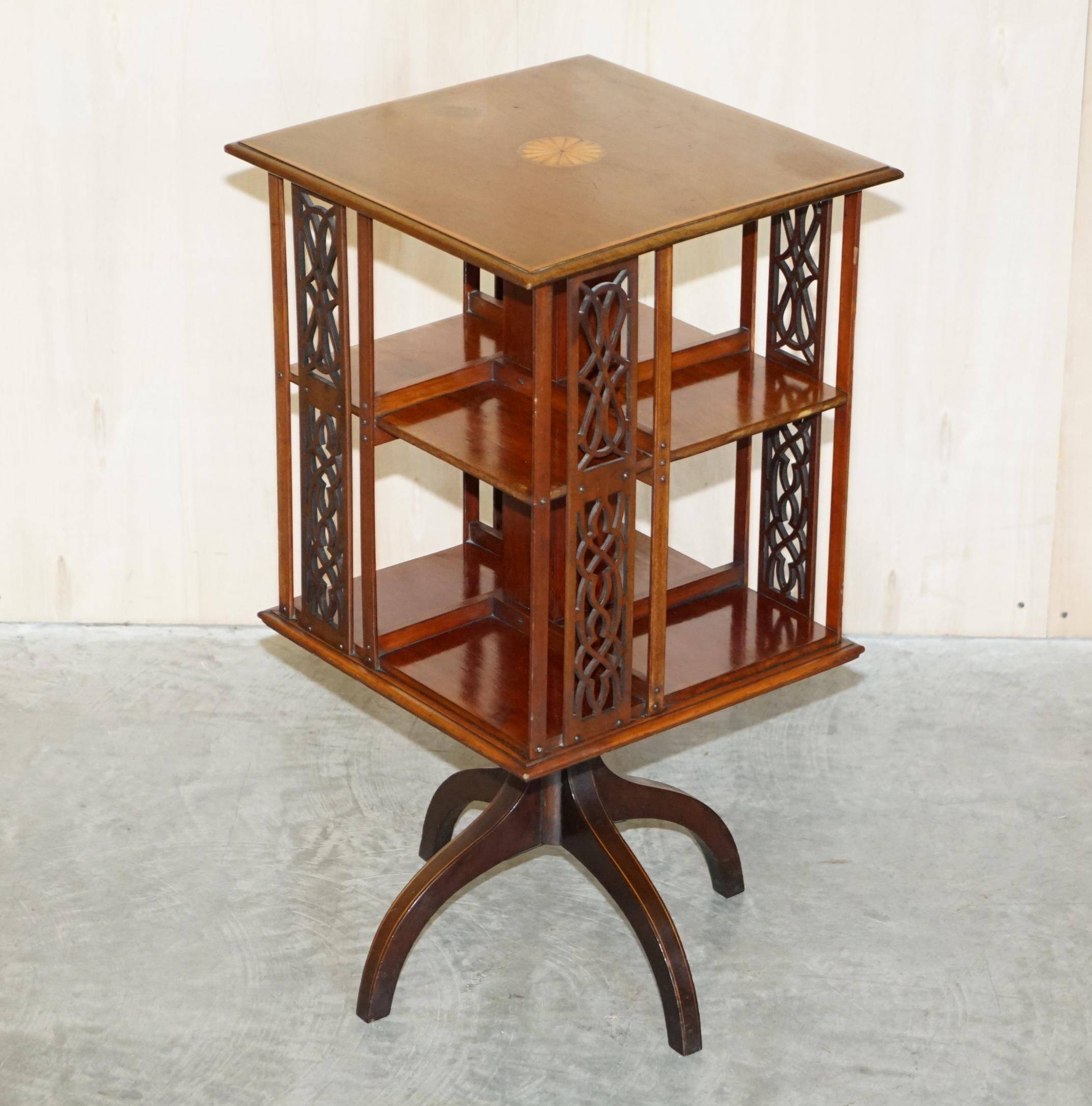Table d'appoint bibliothèque tournante style Sheraton en bois dur et satinwood