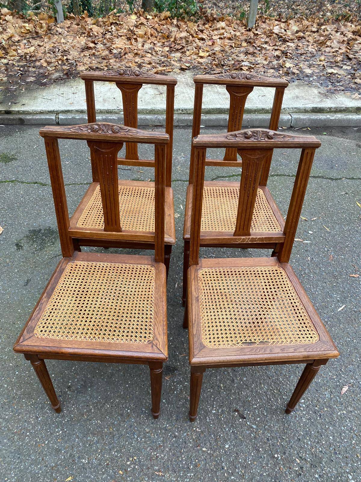 4 chaises art déco chêne massif cannées 1950 avec pieds ronds