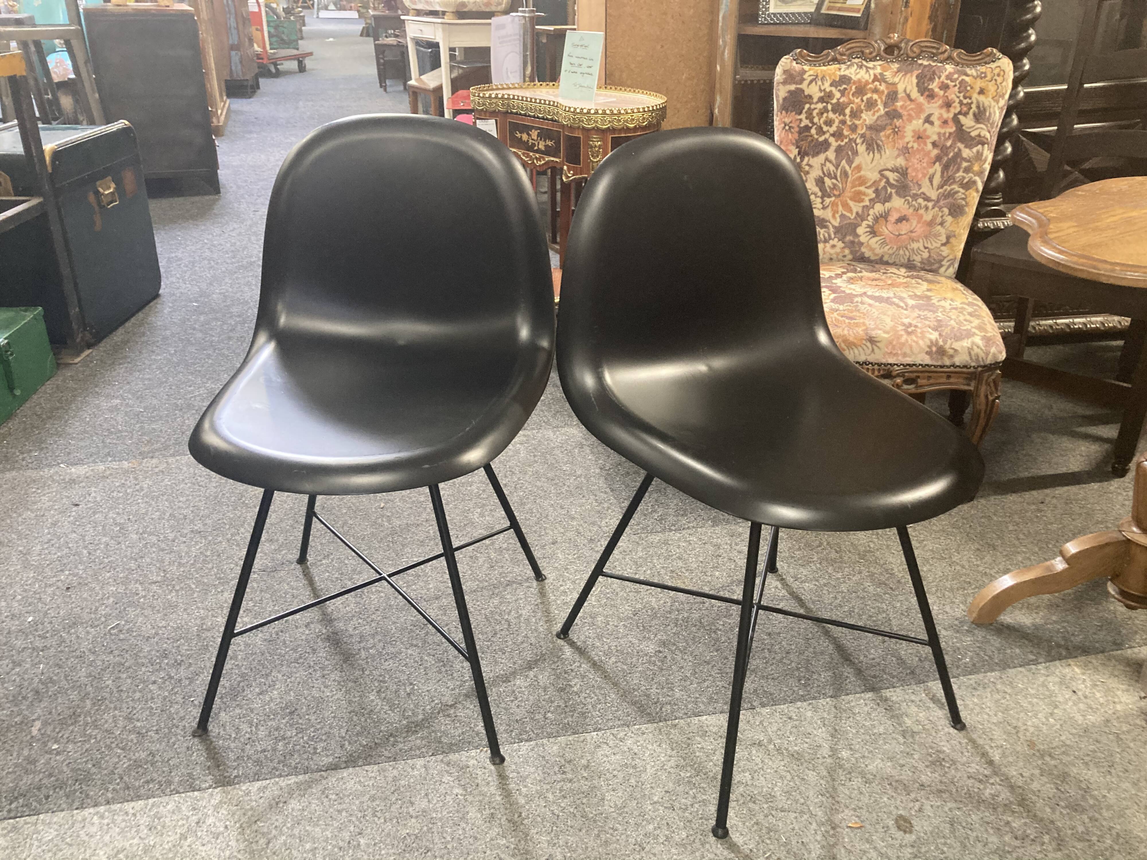 Lot de 2 chaises Gubi modèle 3d design par Komplot