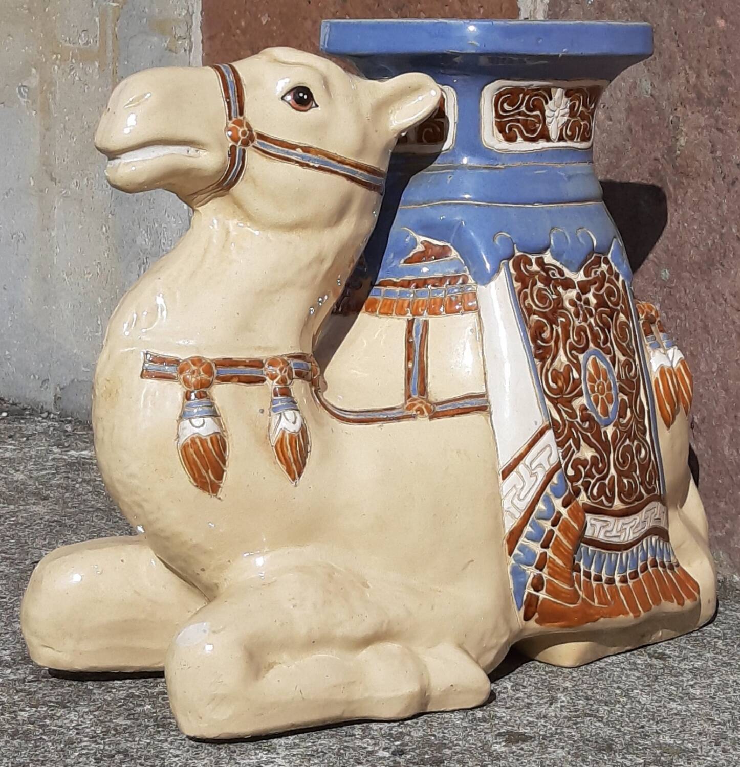 Camel side table in ceramic