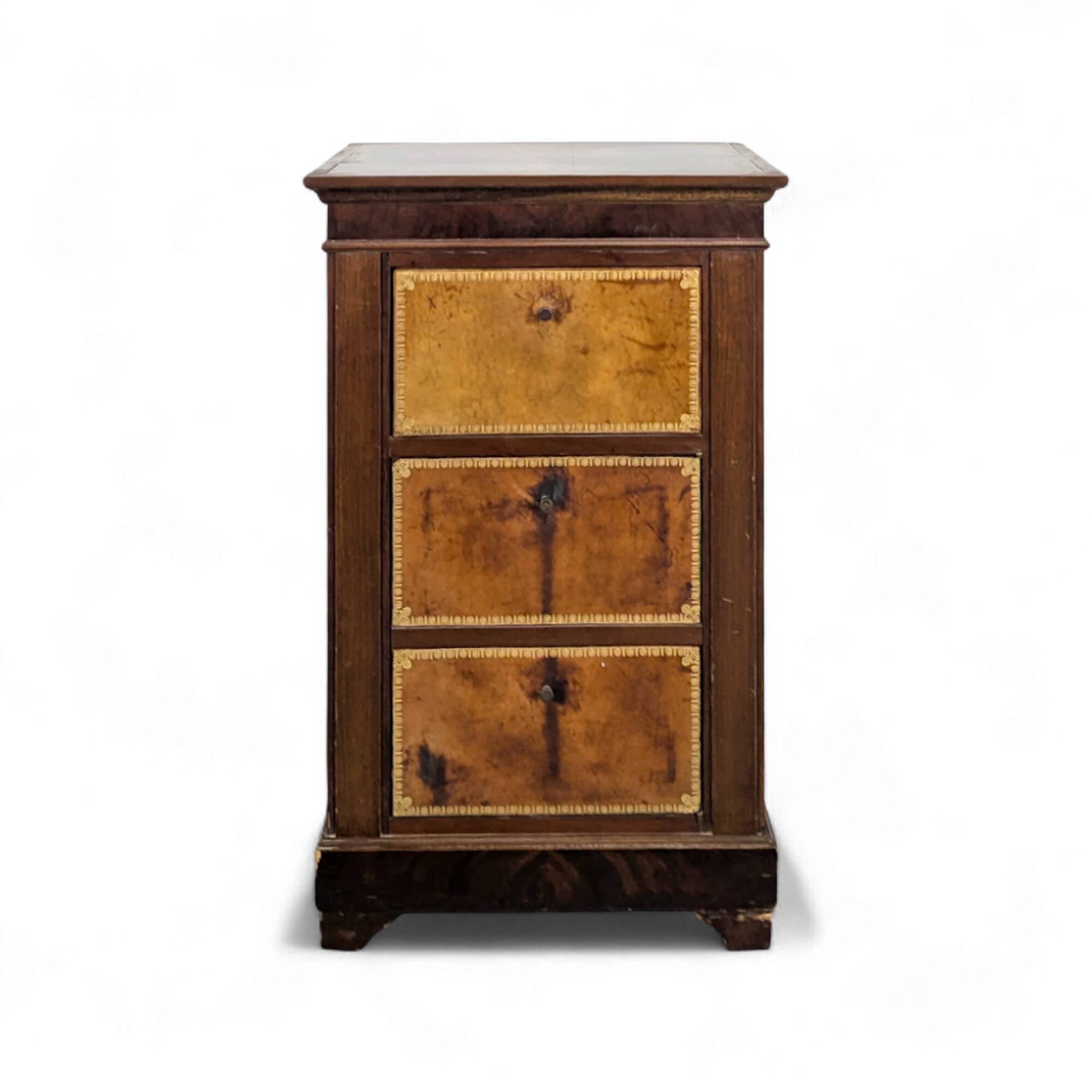 Low trompe l'oeil cardboard box