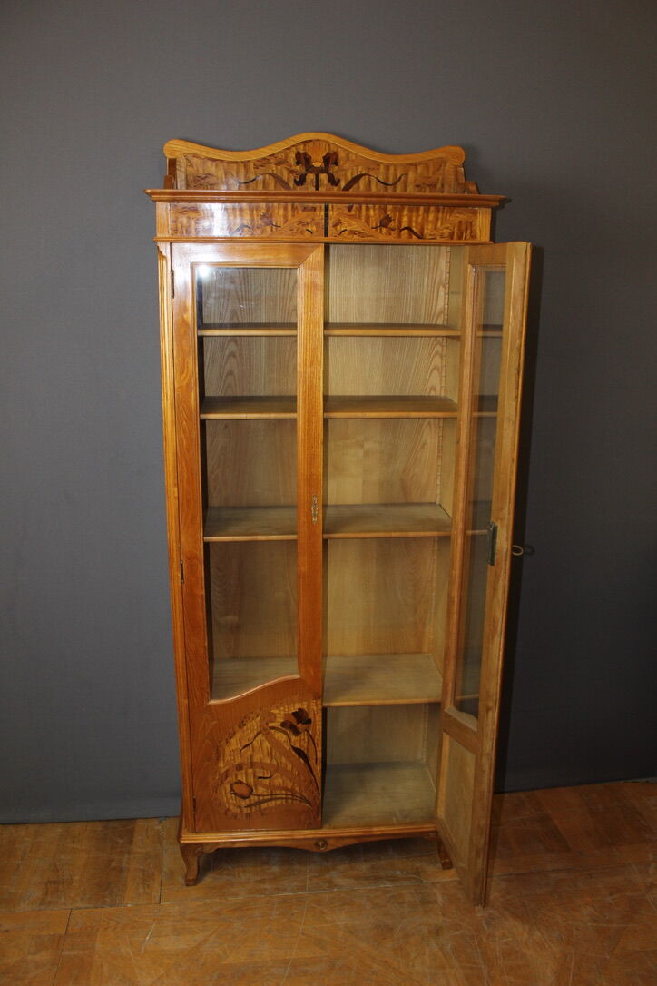 Vitrine Art nouveau en frêne et marqueterie de fleurs
