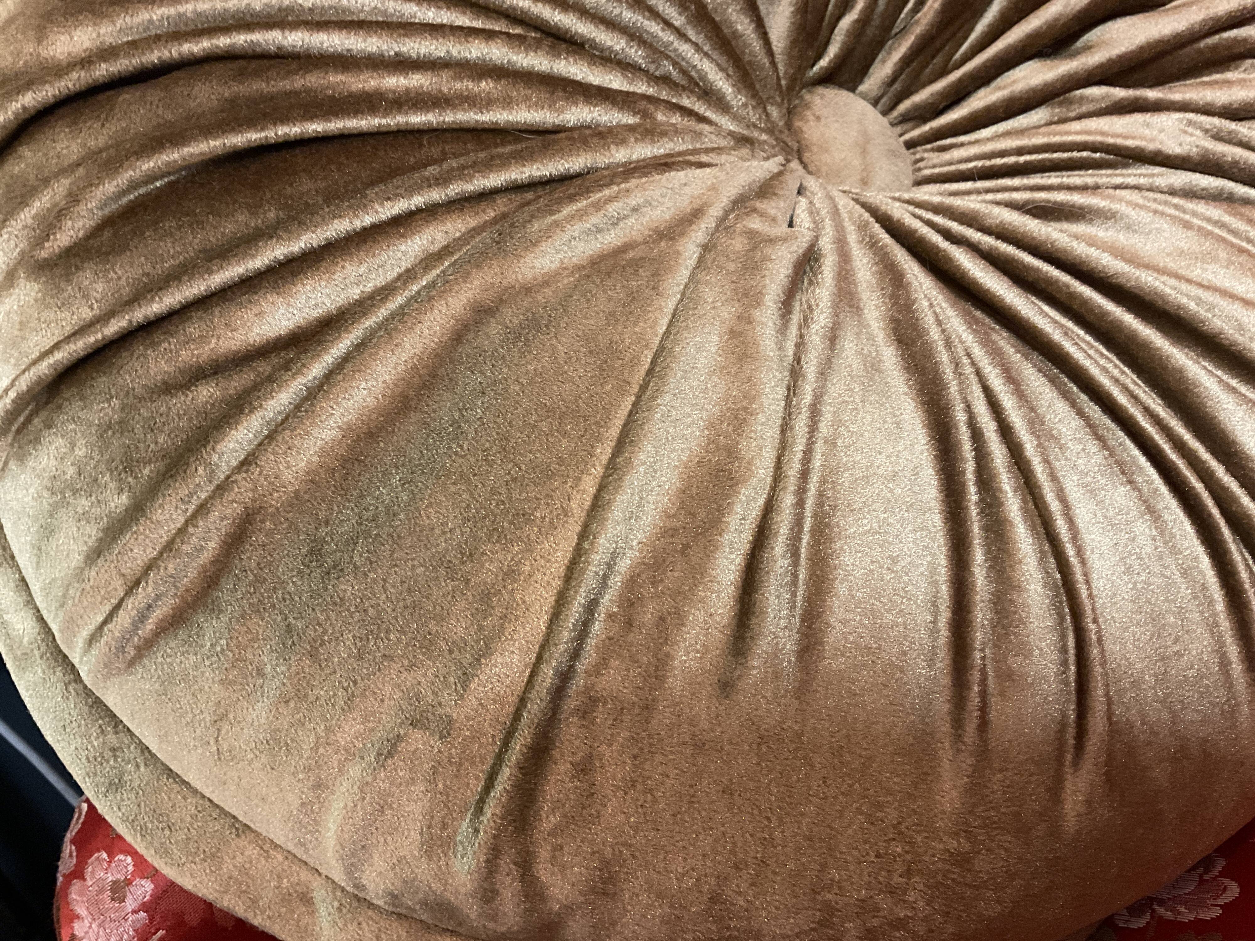Round cushion in bronze velvet
