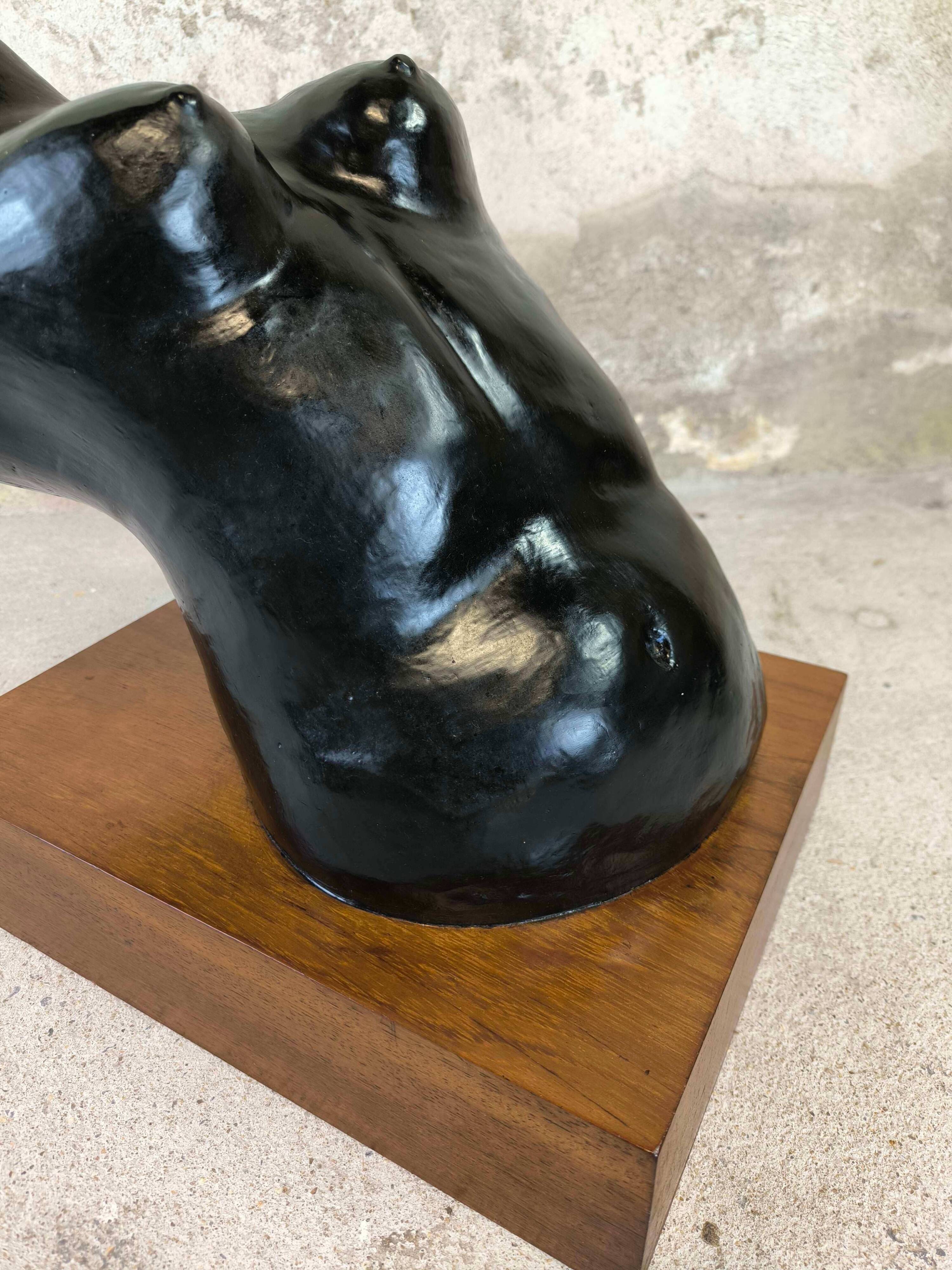 Sculpture buste féminin sur socle bois