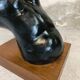 Sculpture buste féminin sur socle bois
