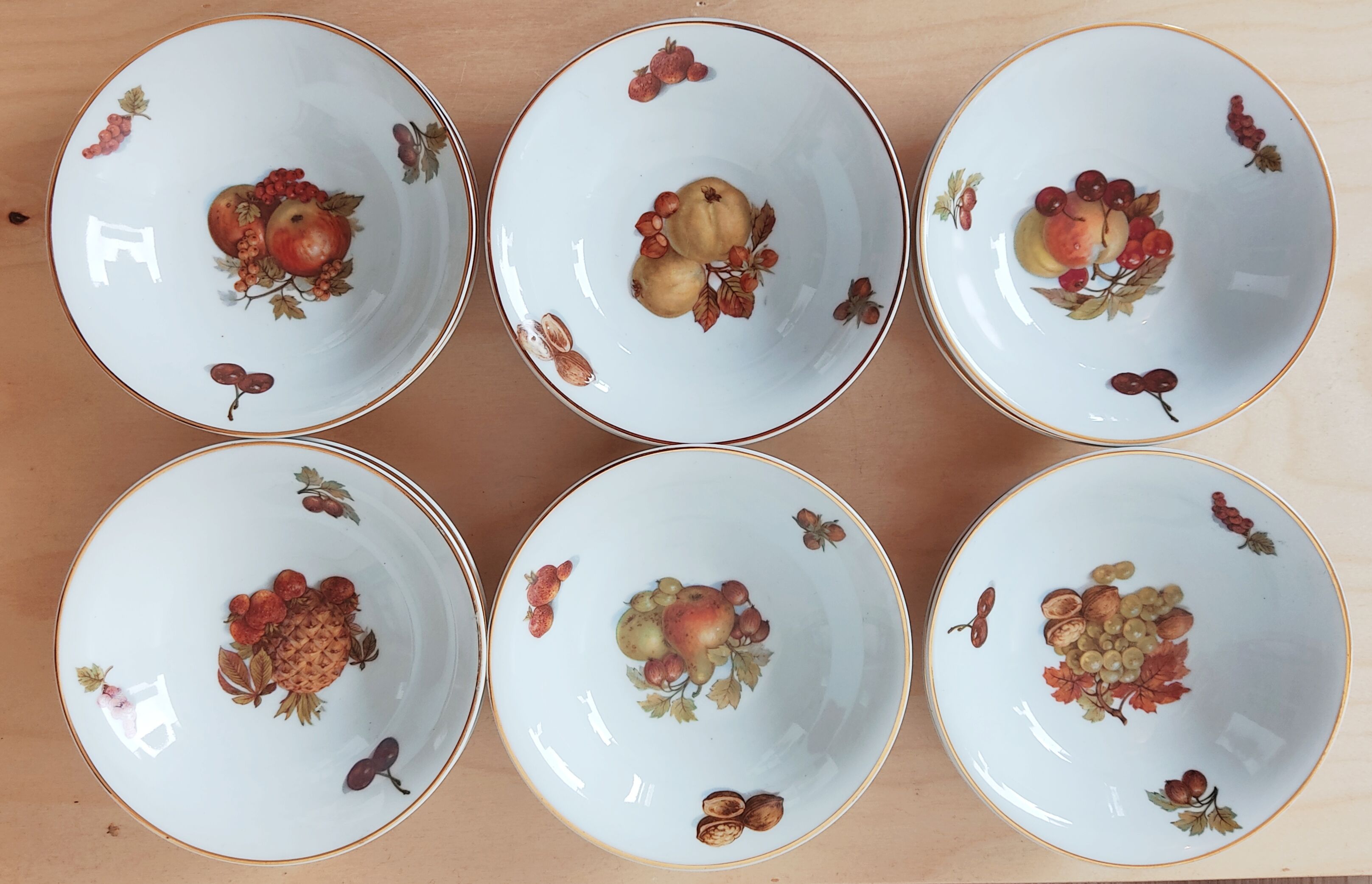 Set of 12 bowls decorated with Creartis Renaix fruit
