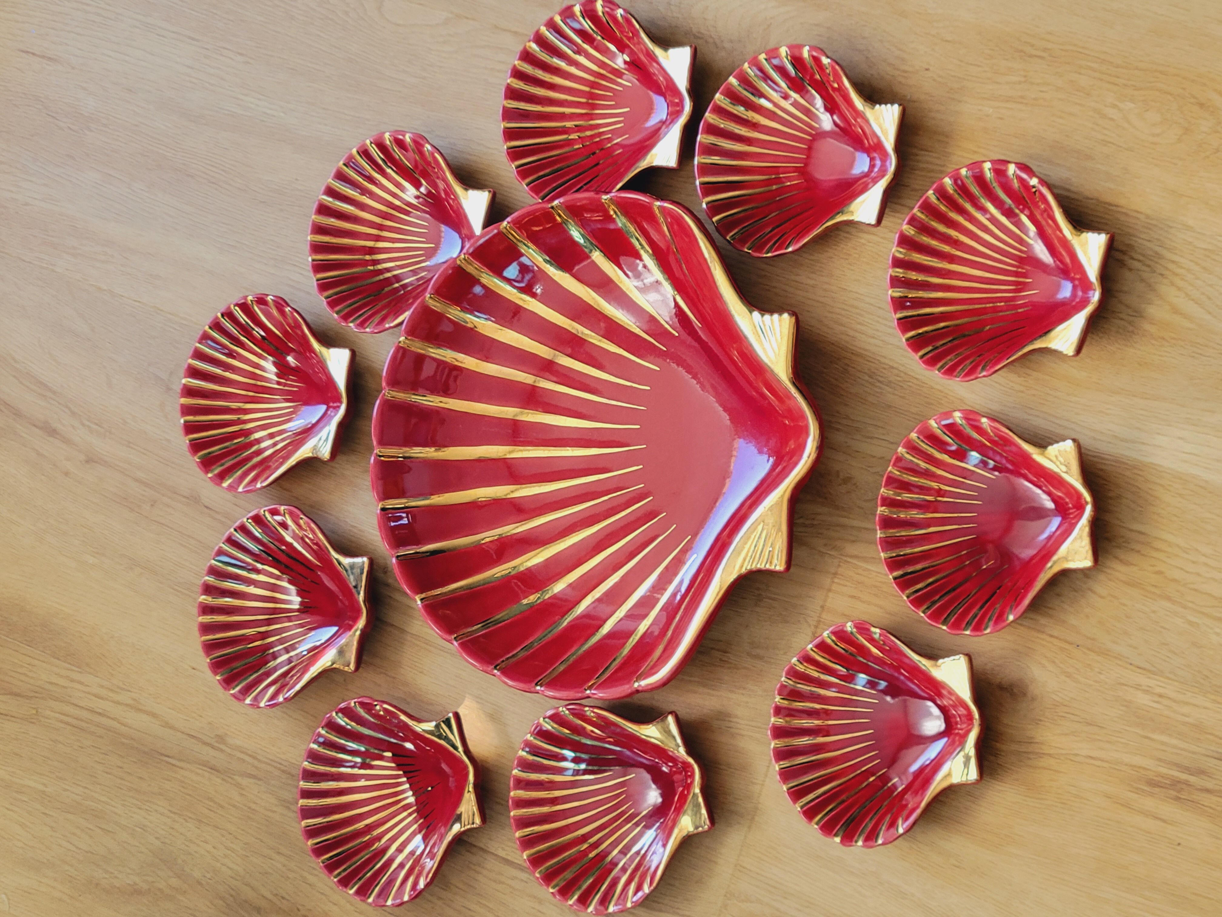 Proceram Aubagne service in red and gilded ceramic shell St Jacques 1950