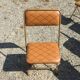 Set de 12 chaises vintage pliantes en skaï assises et dossiers matelassés à piètement tubulaire doré