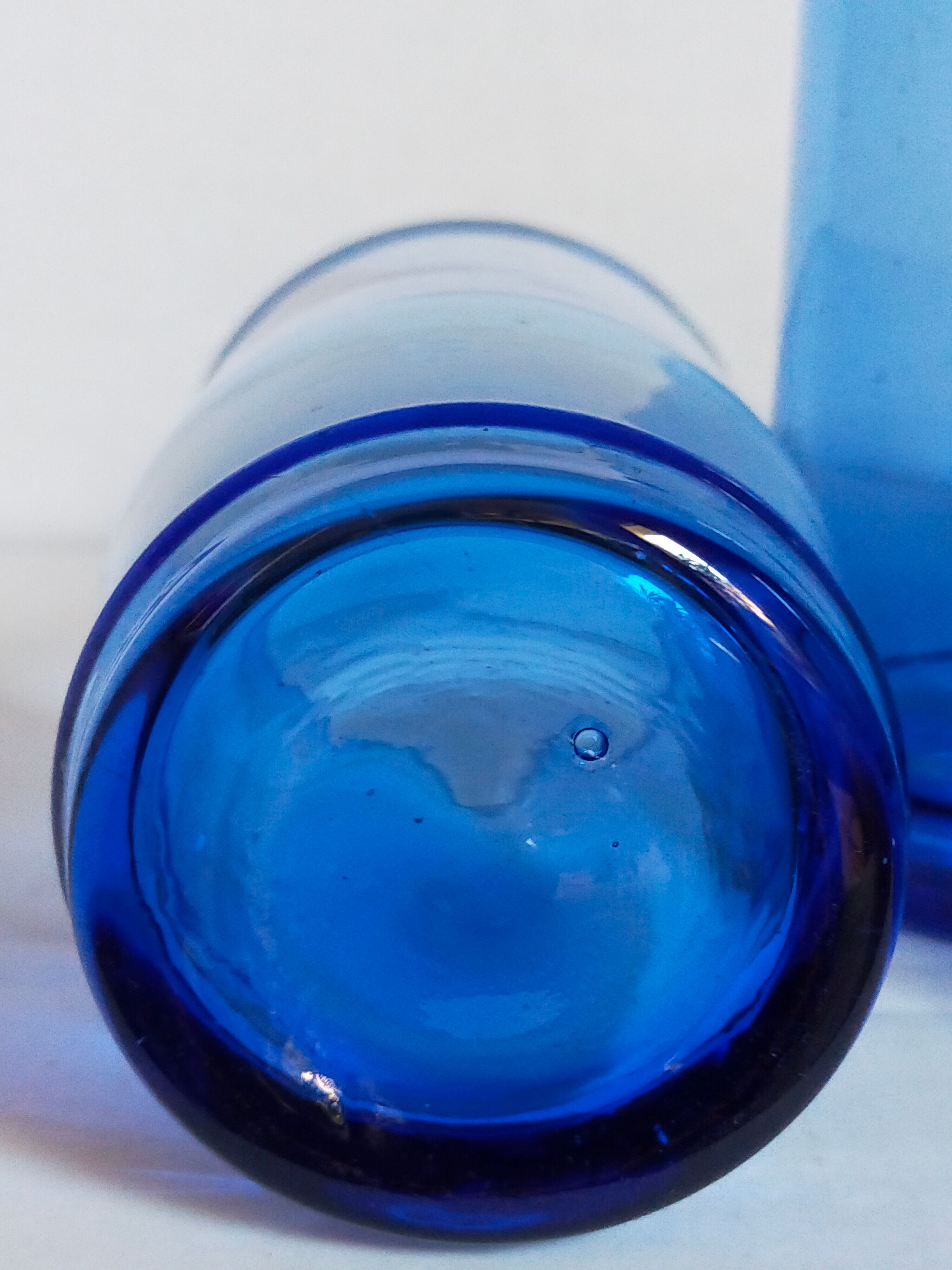 Cinq verres de verrier en verre soufflé vintages