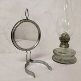 Ancienne lampe à pétrole en verre avec son miroir