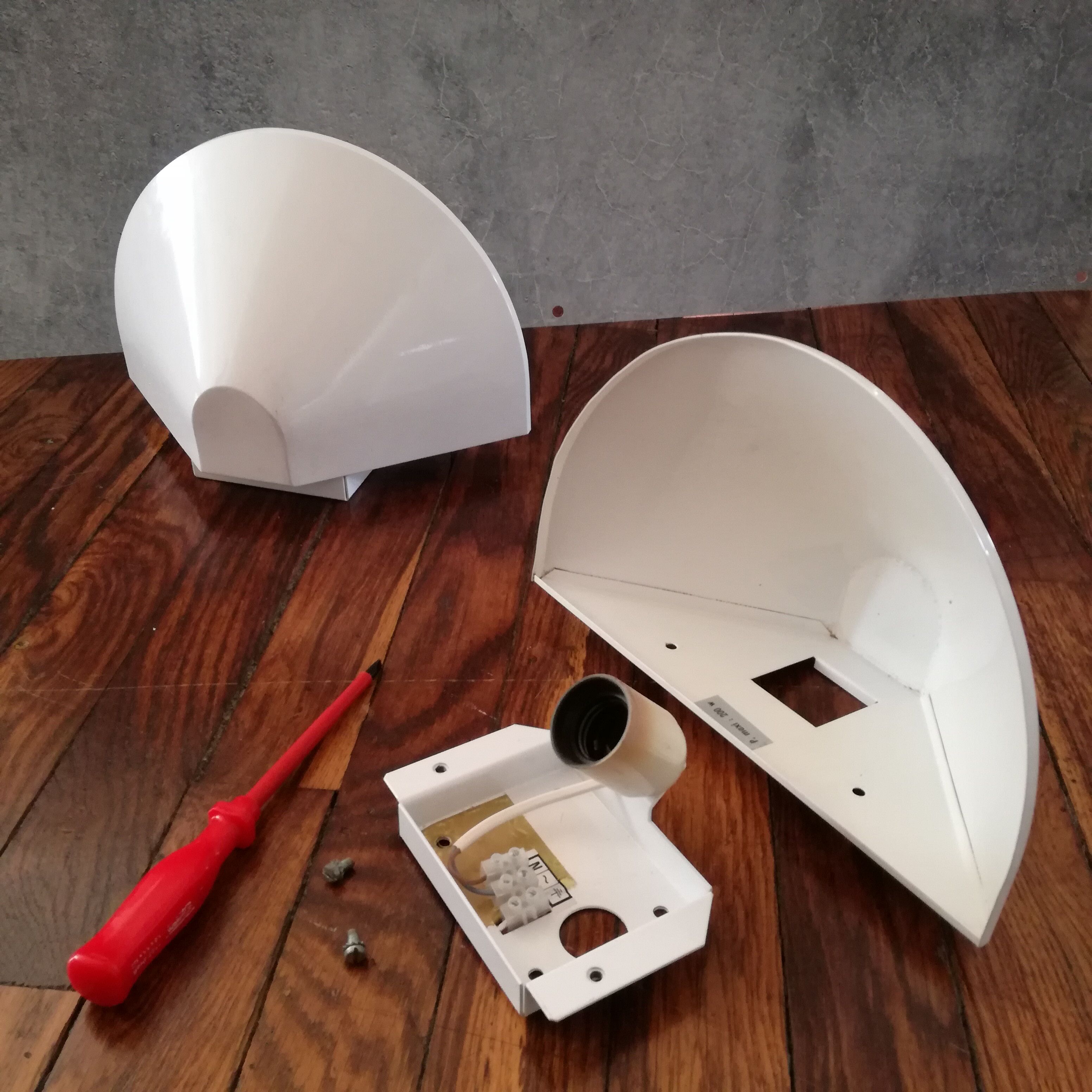 Half moon appliques in lase metal