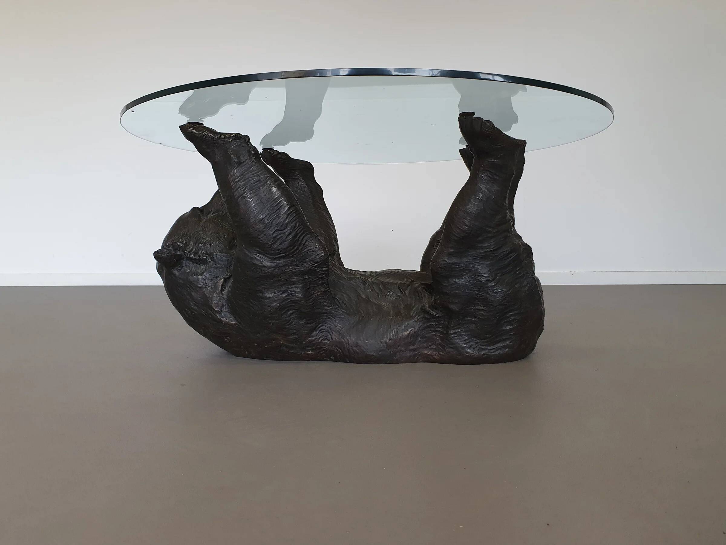 Cadre de table basse en bronze avec un ours finement détaillé.
