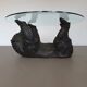 Cadre de table basse en bronze avec un ours finement détaillé.