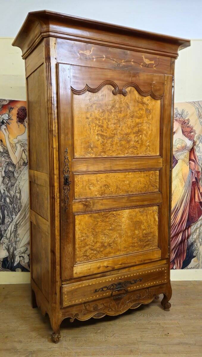 Armoire Bonnetiére régionale en noyer et marquéterie – époque XVIIIe siècle